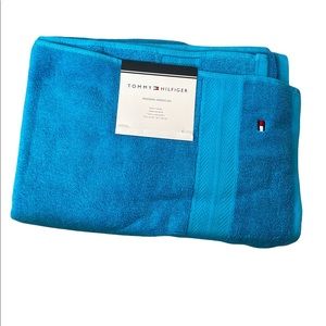 BNWT Tommy Hilfiger bath towel